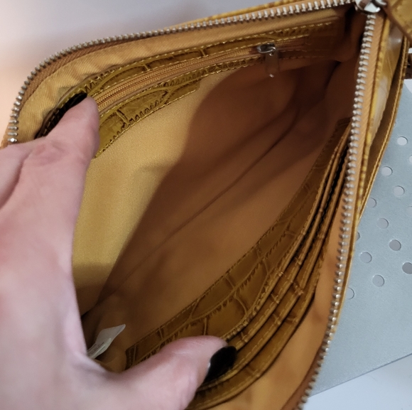 DANIER LEATHER CROCK PATTERN CLUTCH-Tan colour - Picture 5 of 7